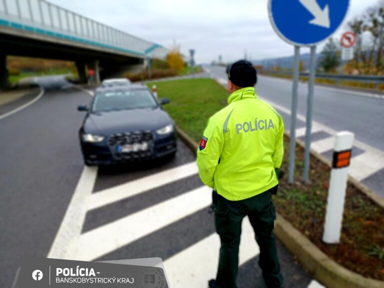 Pri Zvolene sa ráno zrazilo auto s autobusom. Zasahovali aj záchranári