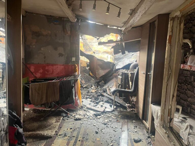 Požiar v Stropkove im zničil domovy, tie si teraz svojpomocne vypratávajú