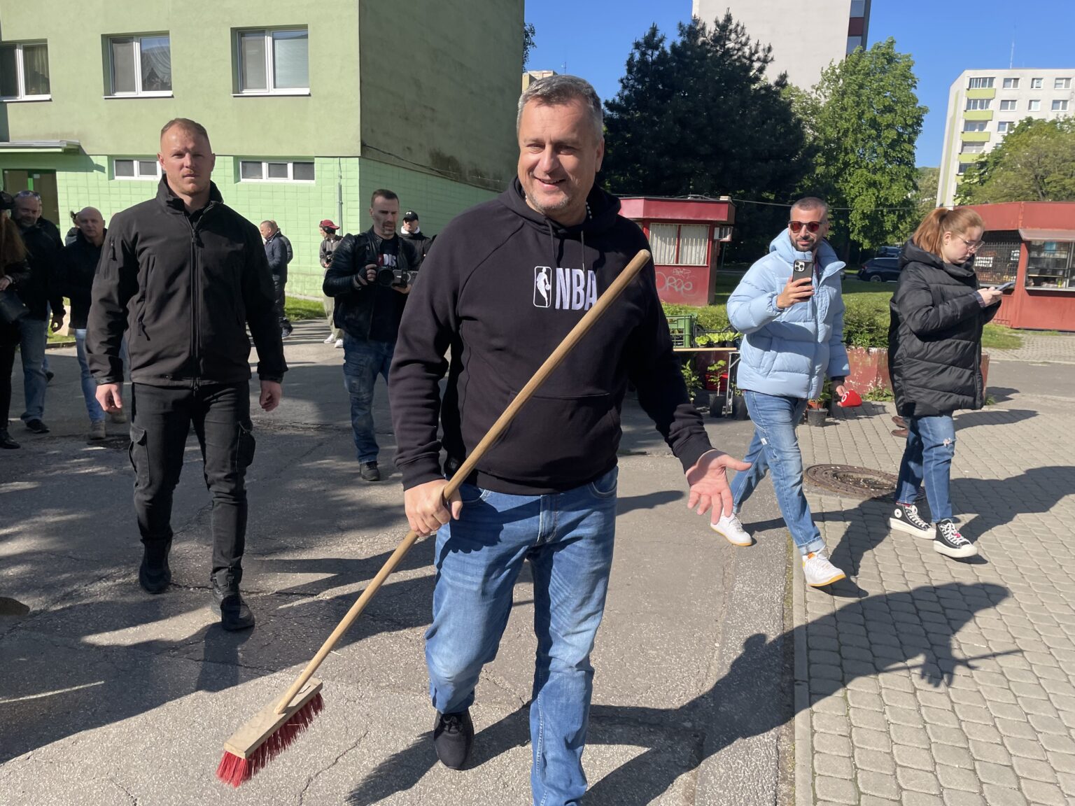 Andrej Danko zametá v Dúbravke. Foto: Miroslava Pavlíková
