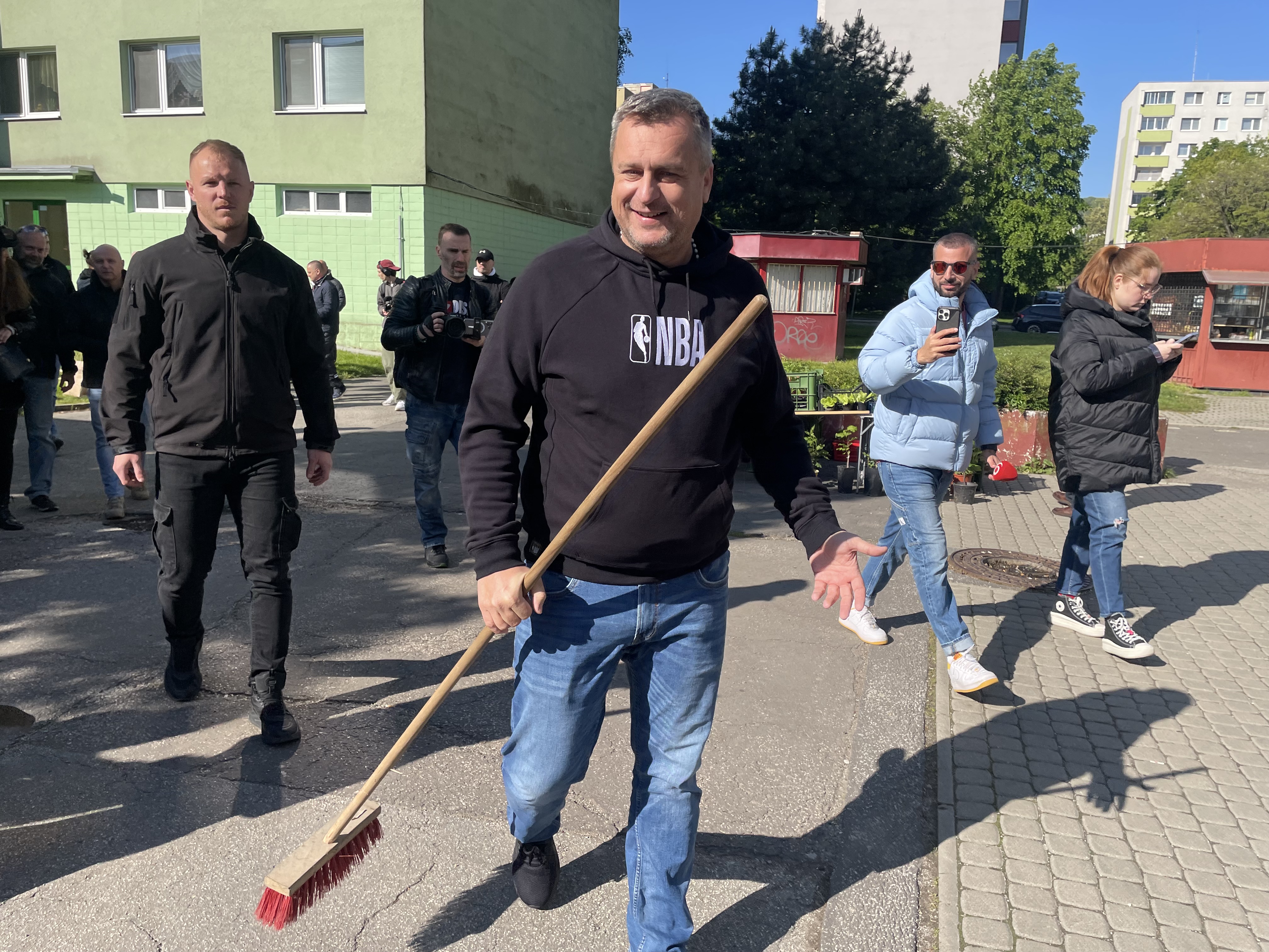 Andrej Danko zametal Dúbravku, upratal miestne trhovisko