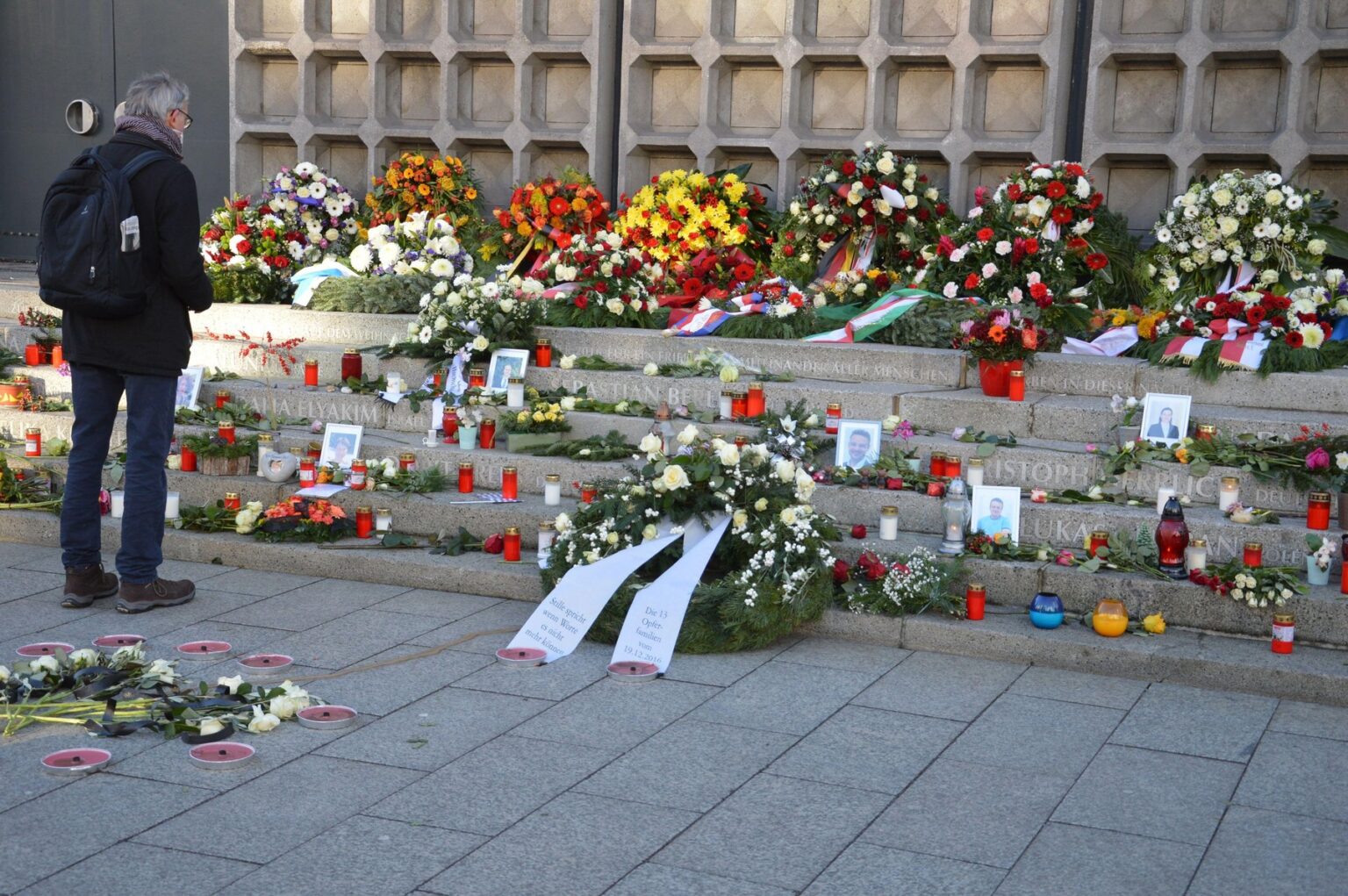 Kvety pre 13 obetí islamistického teroristického útoku na Breitscheidplatz v Berlíne. Foto: Profimedia.sk