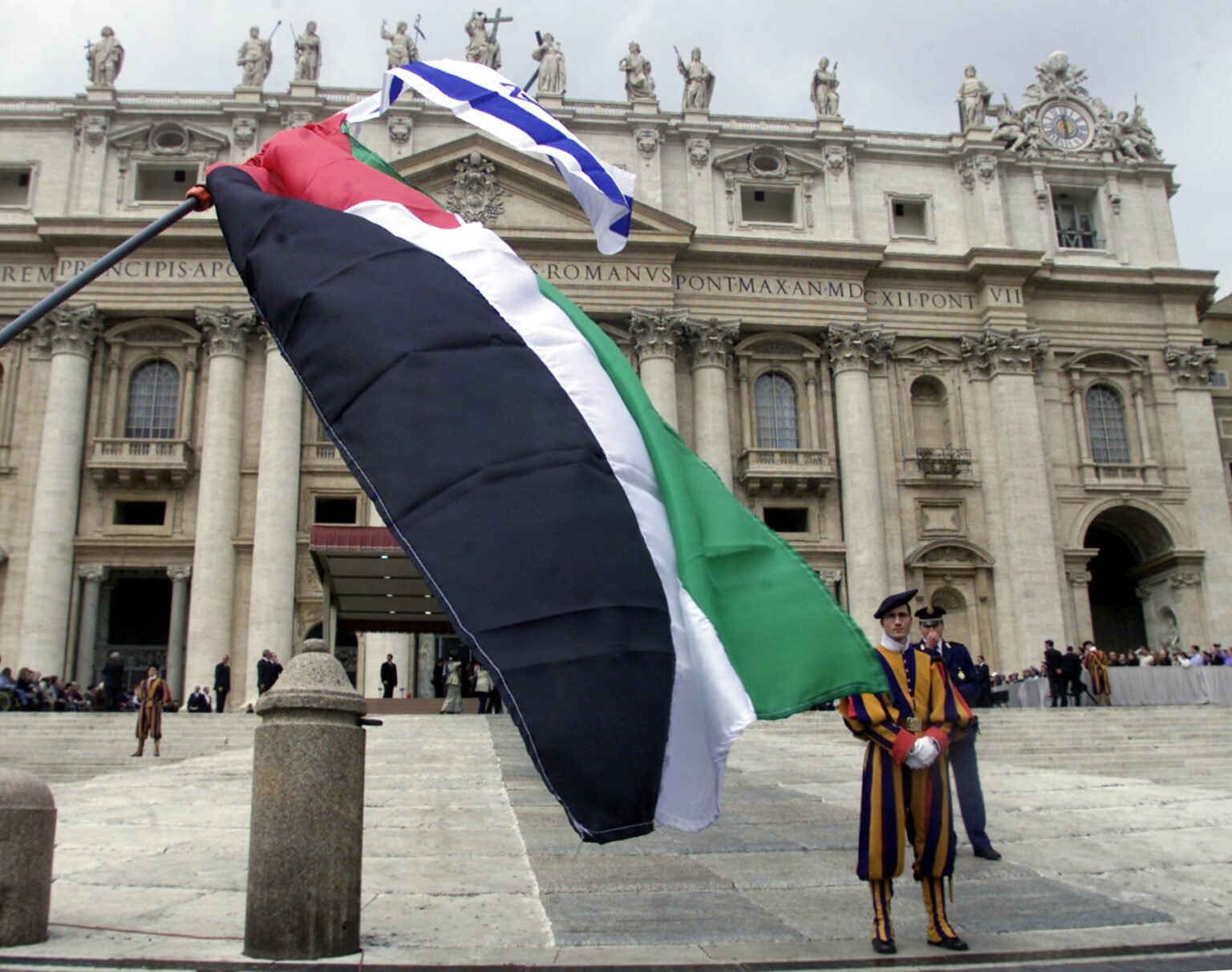 Vlajky Palestíny a Izraela, ktoré požehnal pápež Ján Pavol II. počas pravidelnej generálnej audiencie vo Vatikáne. Pápež tiež vyzval katolíkov, aby sa modlili za úspech diplomatických snáh o nastolenie mieru na Blízkom východe. Zdroj: Profimedia