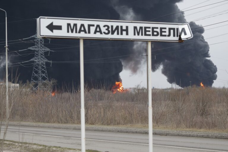 Rusko pre ukrajinské útoky na rafinérie musí dovážať palivá