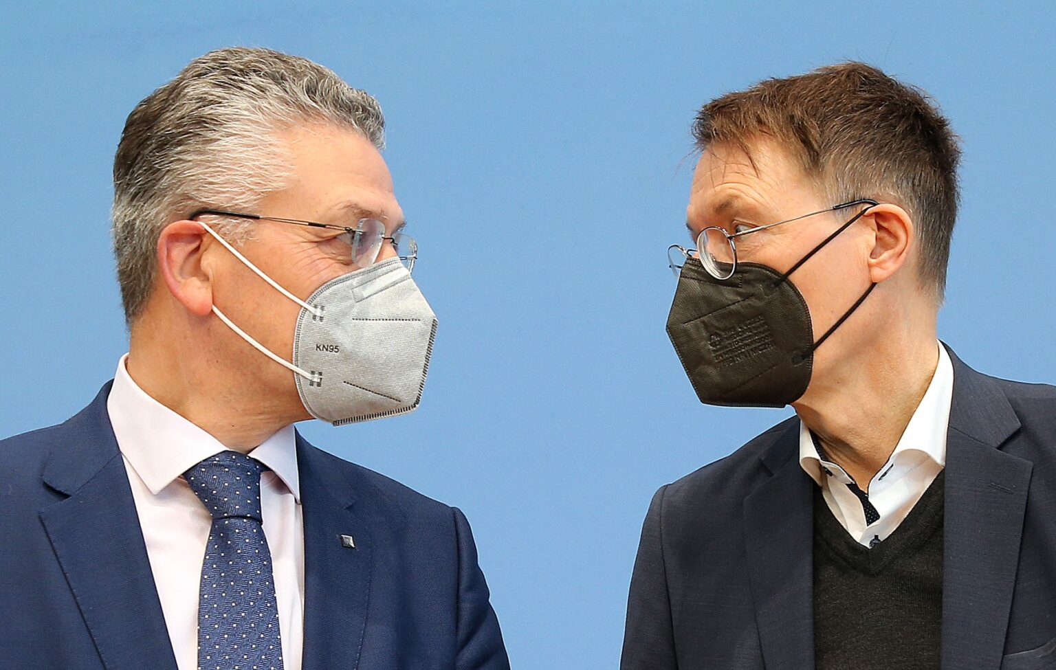 Šéf Inštitútu Roberta Kocha  Lothar Wieler a nemecký minister zdravotníctva Karl Lauterbach počas pandemického obdobia. Foto: Profimedia.sk