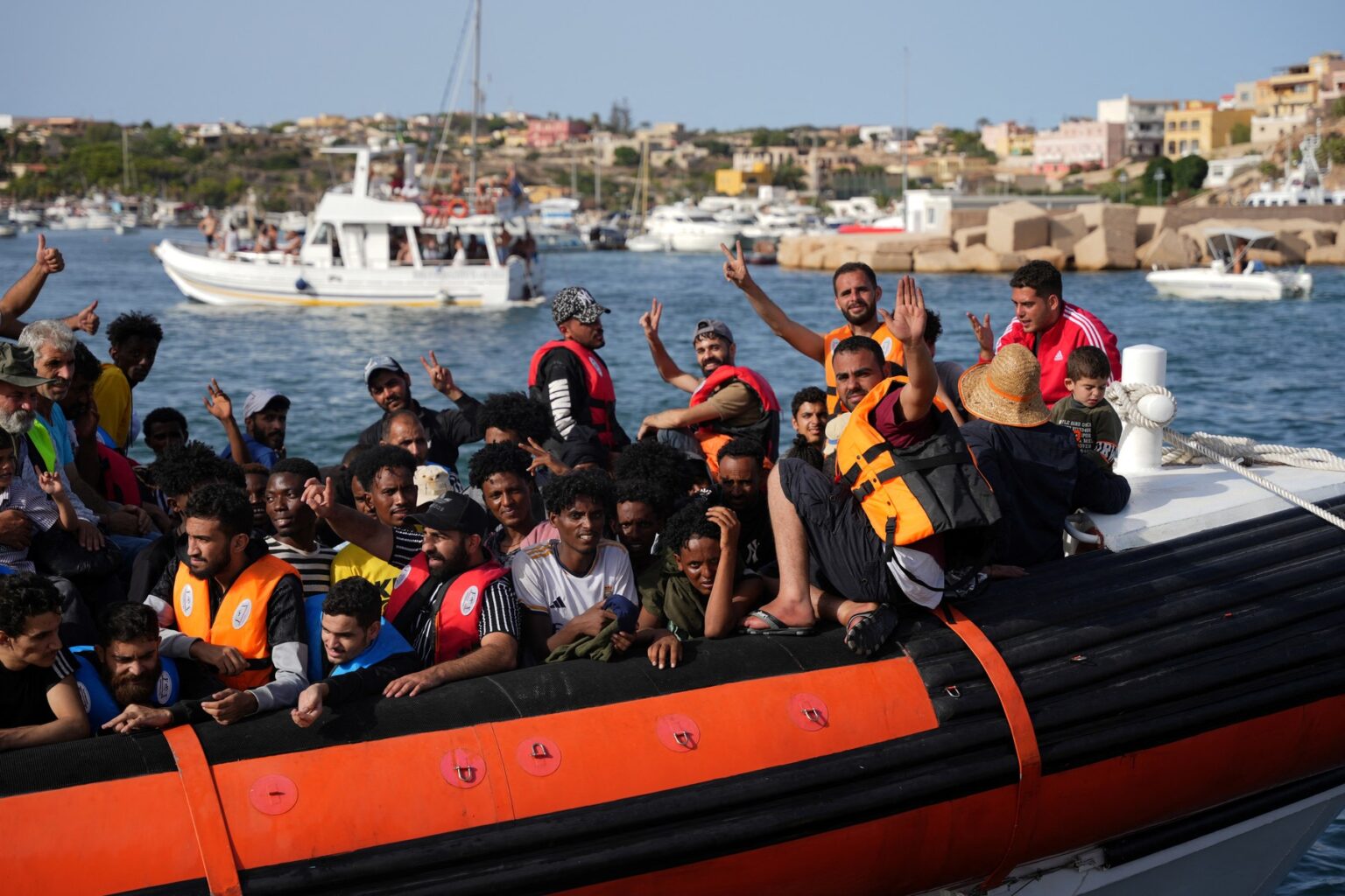 Migranti prichádzajú do prístavu talianskeho ostrova Lampedusa 18. septembra 2023. Foto: Profimedia.sk