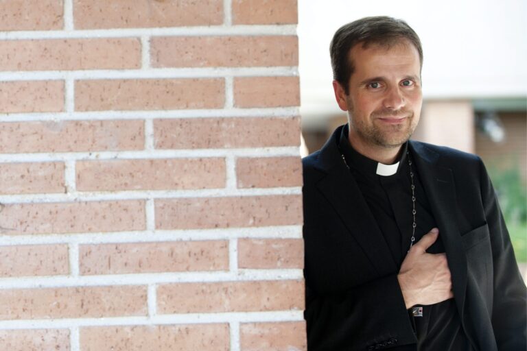 Bývalý španielsky biskup uzavrel cirkevné manželstvo. Zvíťazila napokon láska?