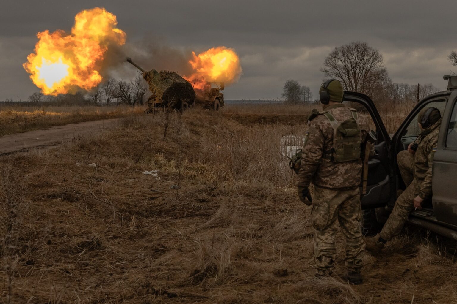 Ilustračná fotografia. Ukrajinskí delostrelci strieľajú na ruské pozície v Doneckej oblasti 20. januára 2024. Foto: Profimedia.sk