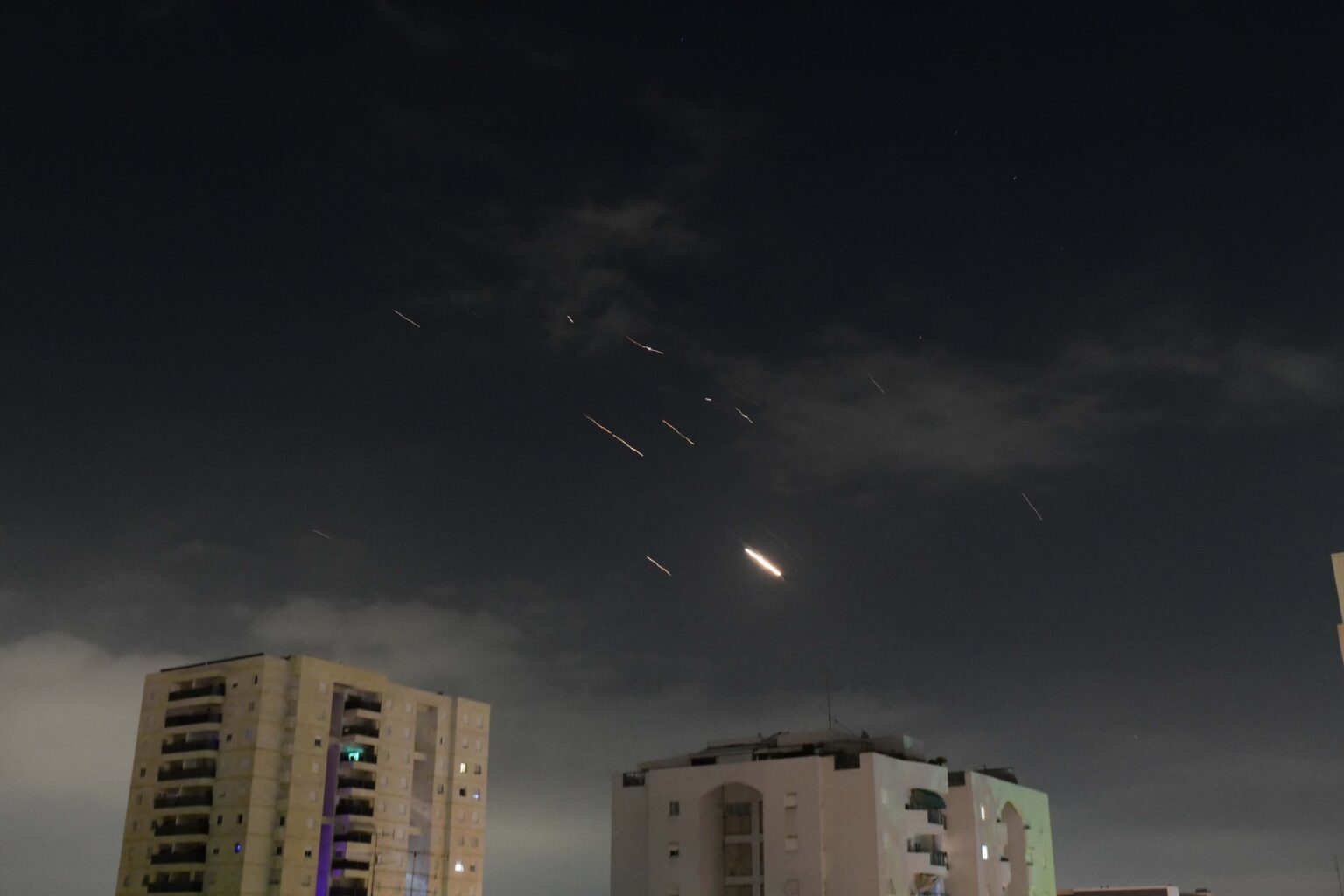 Izraelská protiraketová obrana zasahuje proti iránskym strelám a dronom. Foto: Profimedia.sk