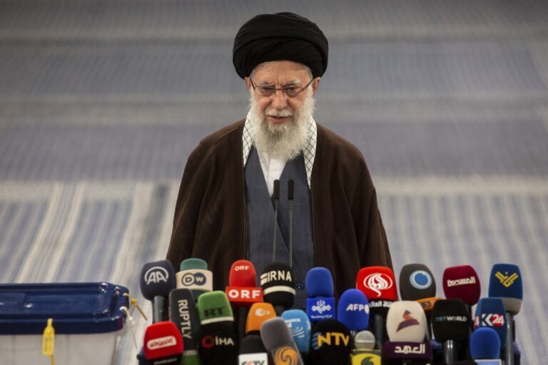 Ak budú ohrozené naše atómové zariadenia, prehodnotíme jadrovú politiku, varuje Irán
