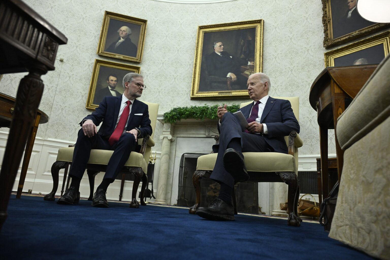Americký prezident Joe Biden sa stretáva s predsedom vlády Českej republiky Petrom Fialom v Oválnej pracovni Bieleho domu 15. apríla 2024 vo Washingtone. Zdroj: Profimedia