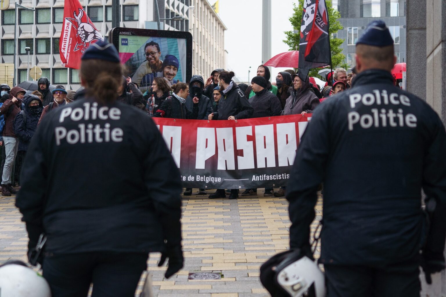 Policajti a demonštranti Antifa počas Konferencie národného konzervativizmu v Bruseli. Foto: Profimedia.sk