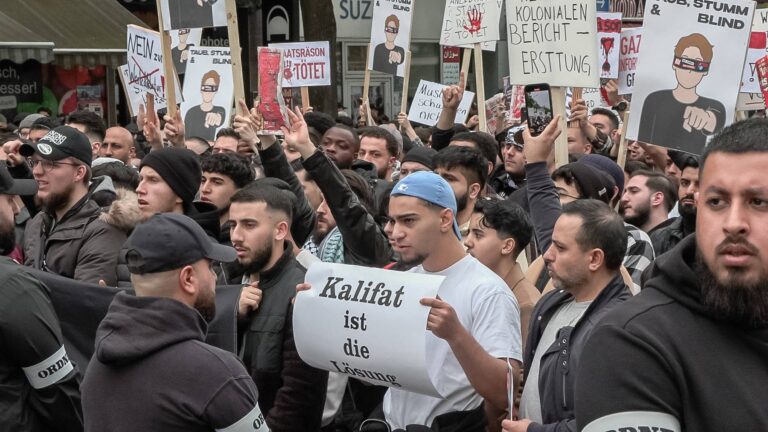 Kalifát hamburský? Demonštrácie bradatých mužov v uliciach Nemecka
