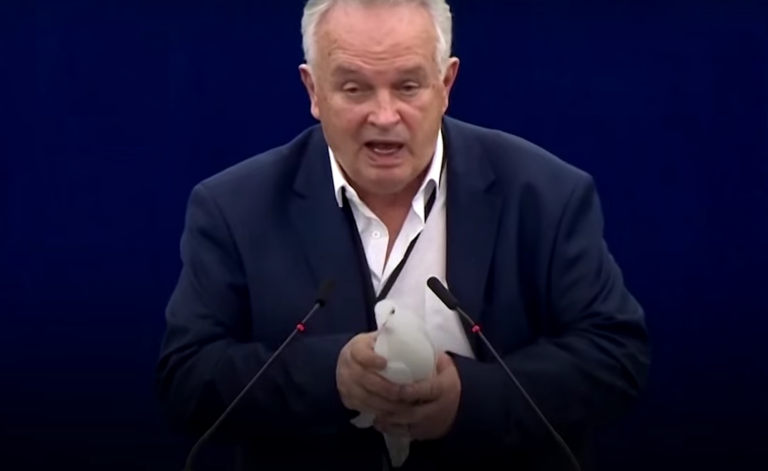 Radačovský vypustil v europarlamente holubicu mieru. O geste informujú aj svetové médiá