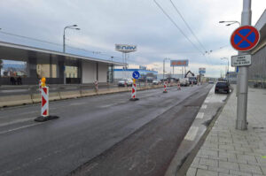 Rekonštrukcia predstaničného námestia má stopku. Nebezpečná zemina ohrozuje stavbárov