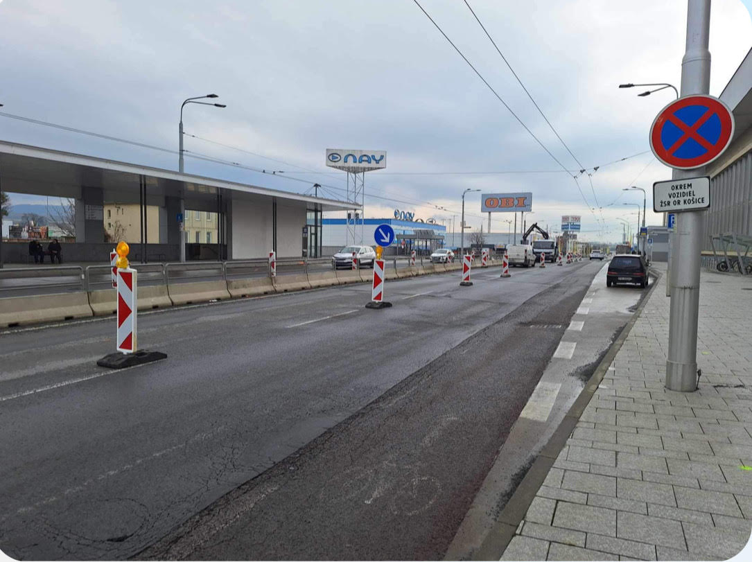 Rekonštrukcia predstaničného námestia má stopku. Nebezpečná zemina ohrozuje stavbárov