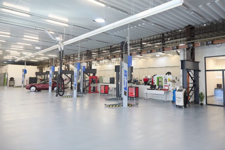 Školské dielne sa zmenili na moderné centrum pre elektromobilitu