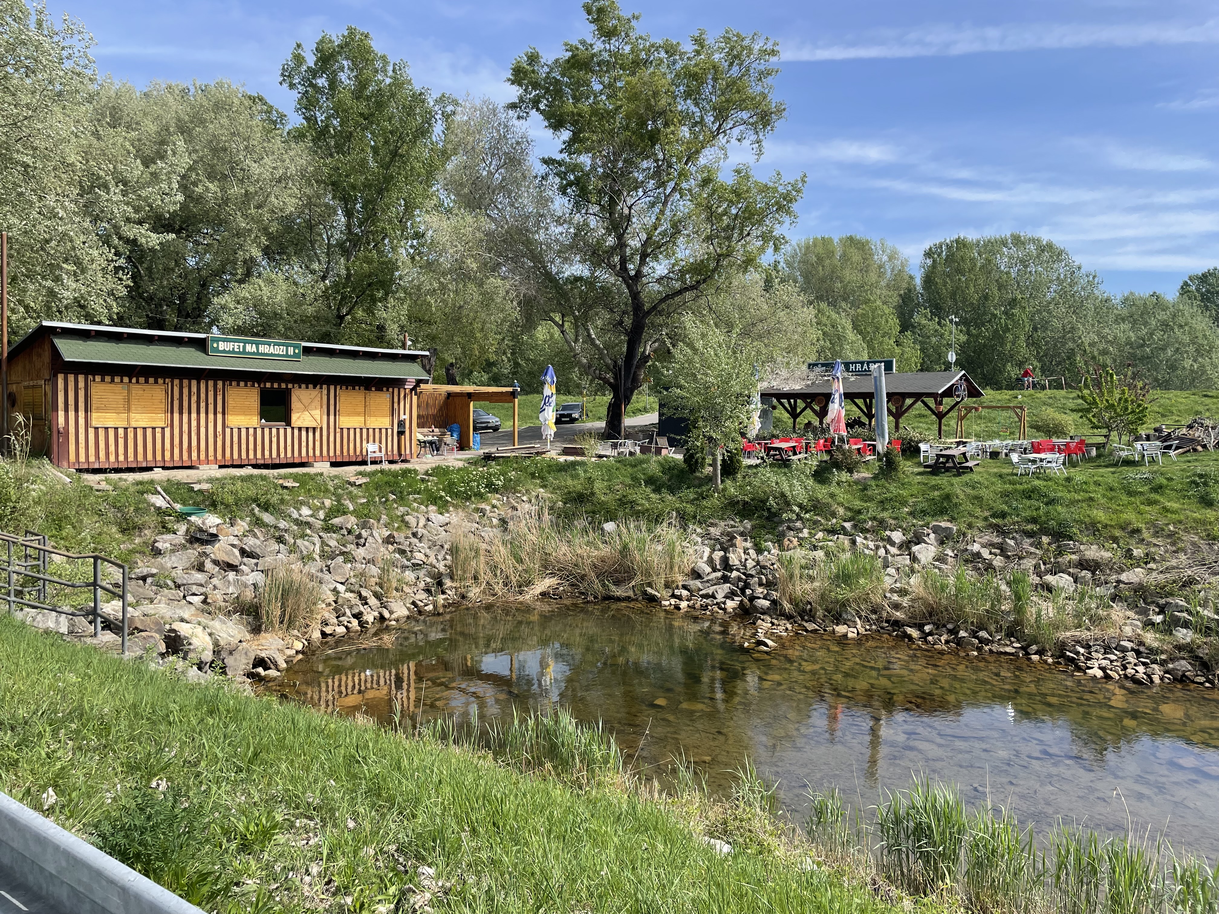 Bufety na hrádzi sú už otvorené. Kde majú najlepšieho heika a cigánsku?