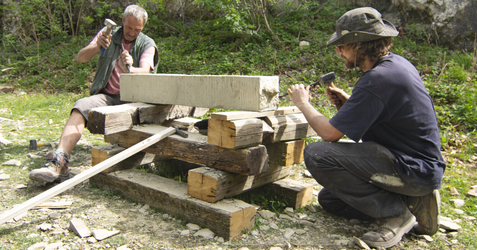 Na hrade Uhrovec pokračuje záchrana pamiatky prostredníctvom workshopu. Foto: Stanislav Vavro