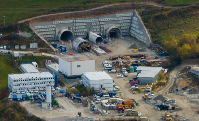 Urýchli hrozba padajúcich skál pod Strečnom dokončenie tunela Višňové?