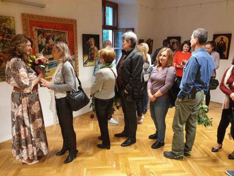 Foto: Umelkyňa oslávila narodeniny vernisážou, výstava Ikony a obrazy vás nadchne