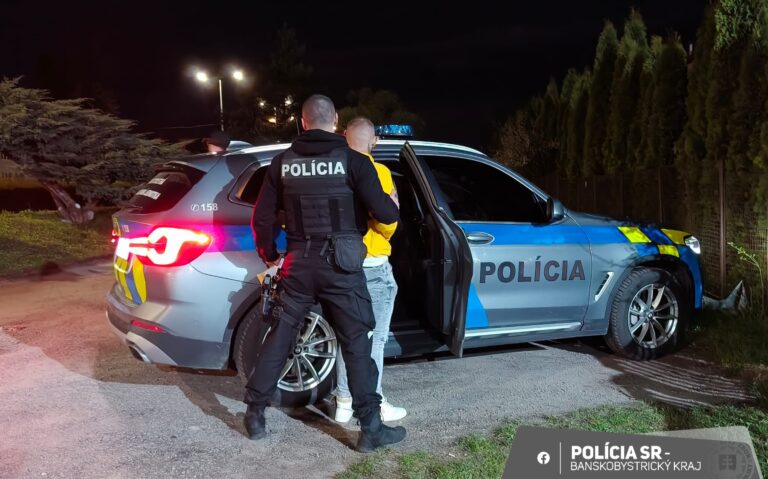 Skupina vydierala muža intímnosťami, skončili v rukách polície