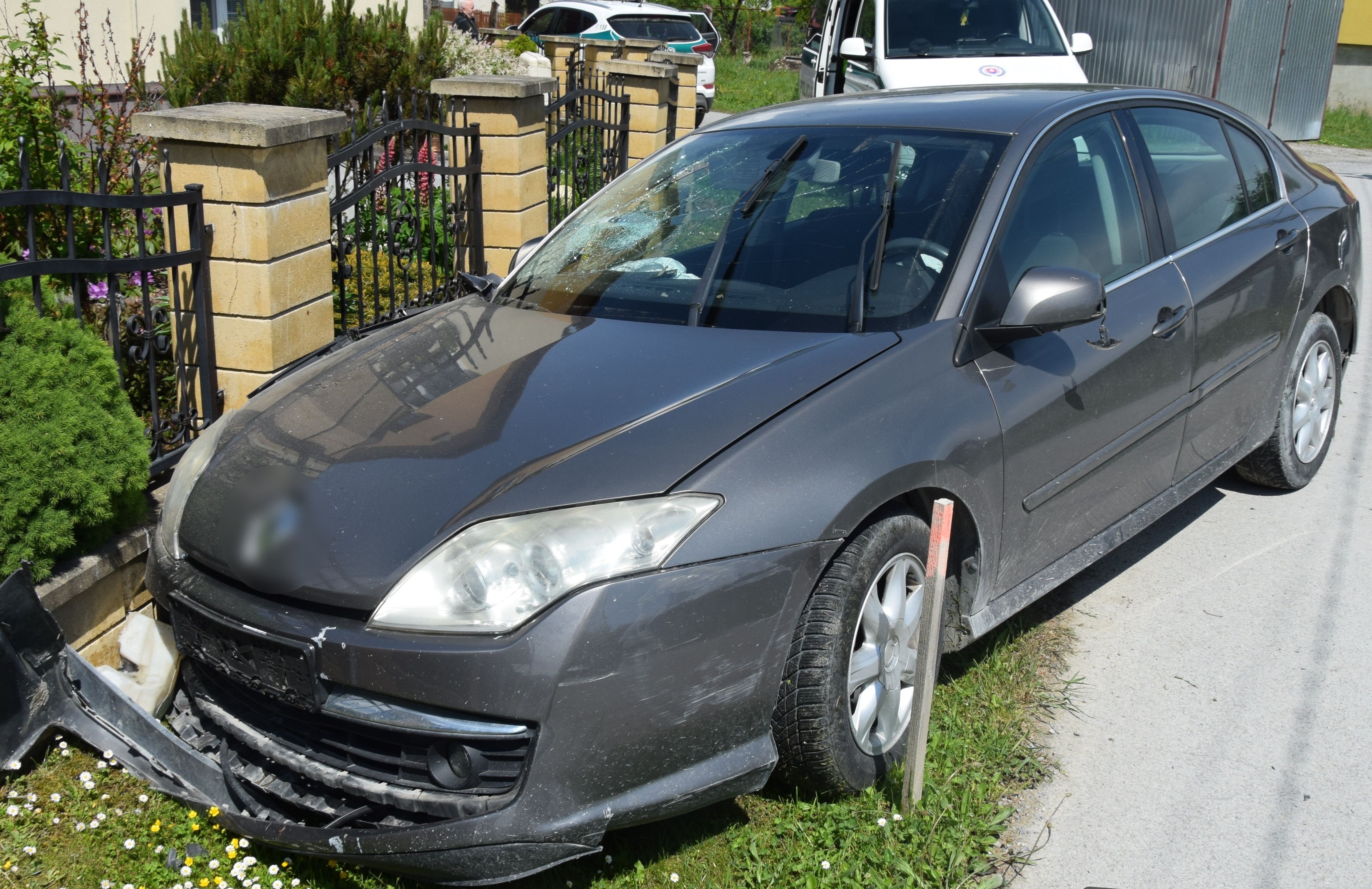 Pred jazdou si vypila a autom vrazila do plotu