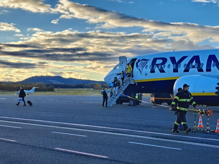 Členov gangu uväznili za pašovanie migrantov do Británie na známych aerolinkách