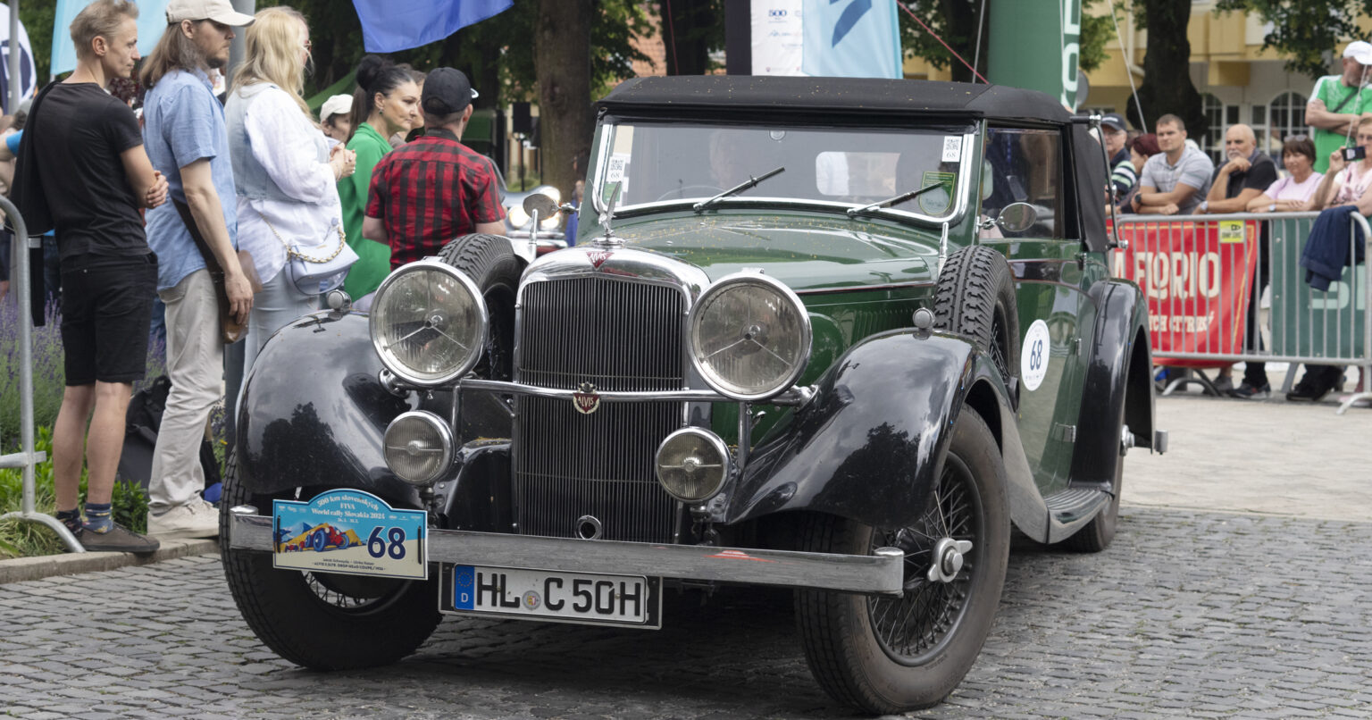 Svetová jazda historických vozidiel srdcom Európy spojila Košice s Bratislavou cez rozprávkové Bojnice. Foto: Stanislav Vavro