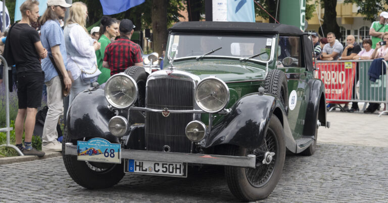 Foto: Bojnice hostili legendárne preteky. Centrum rozžiarili nablýskané historické autá