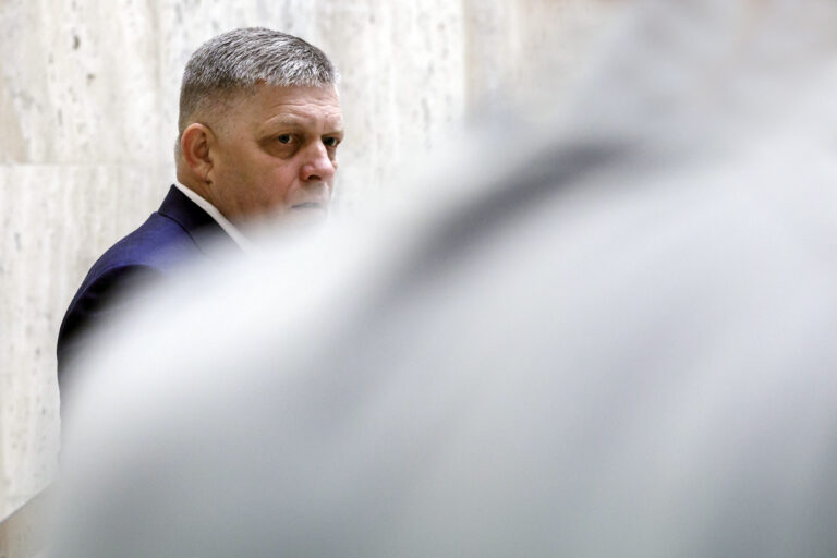 Novinári a tvorcovia verejnoprávneho média kritizujú moderátora pre diskusiu s Ficom