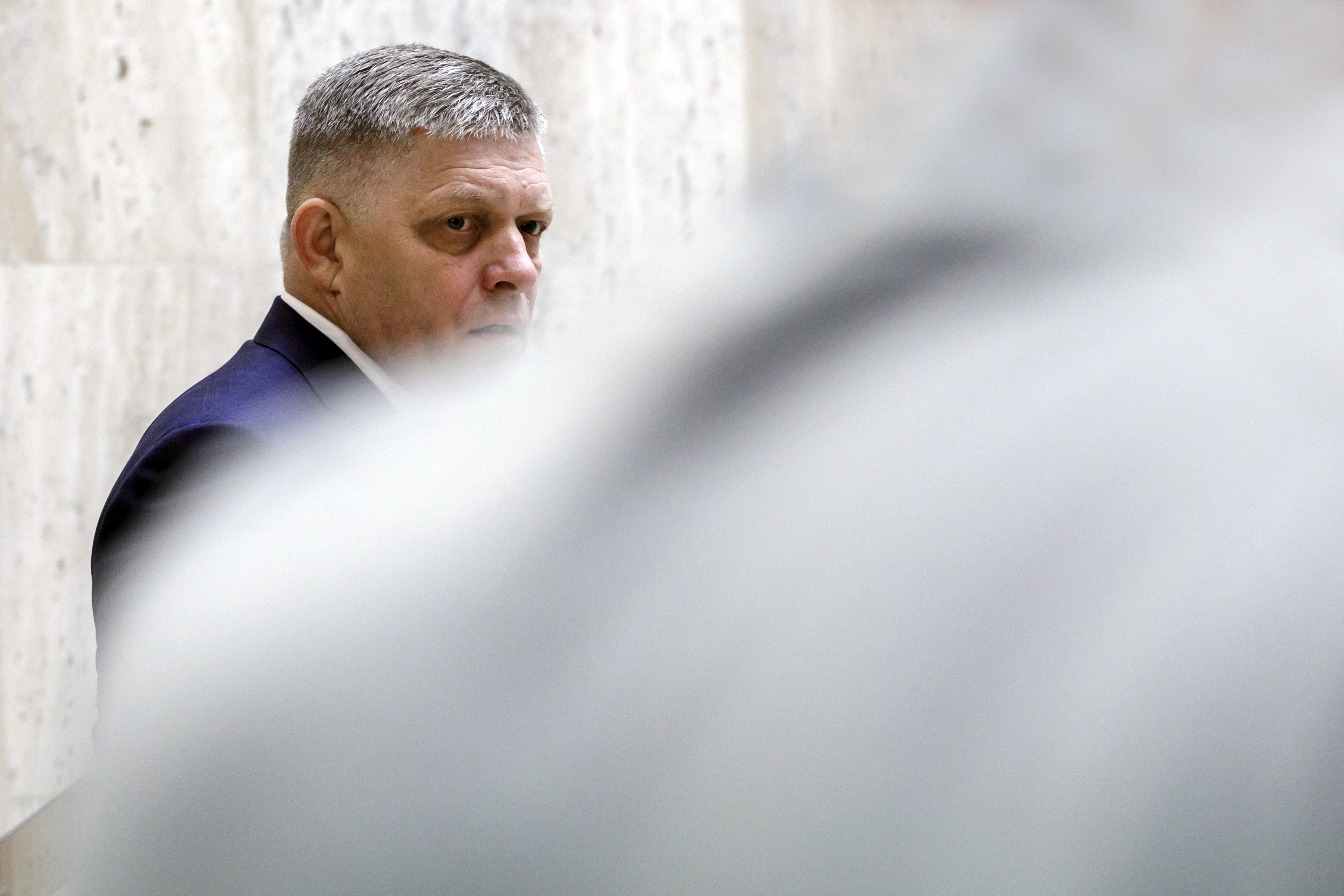 Novinári a tvorcovia verejnoprávneho média kritizujú moderátora pre diskusiu s Ficom