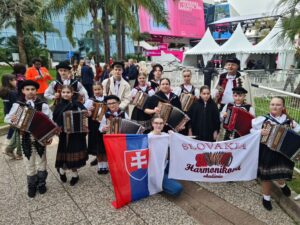 Zo skúšobne v suteréne na svetové pódiá. Harmoniková akadémia v Soblahove slávi úspechy