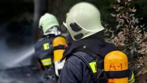 Hasiči zasahujú v Košiciach, privolali aj pyrotechnika