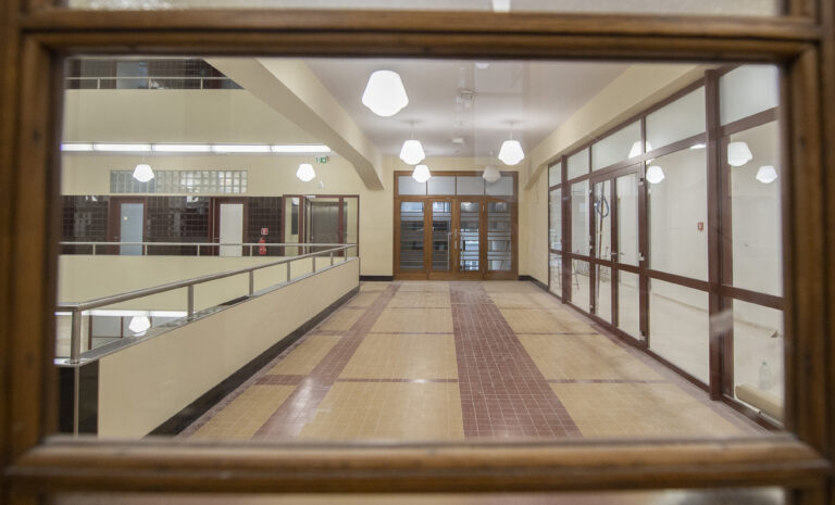 Poliklinika Bezručova spustila petíciu za vybudovanie bezbariérového prístupu