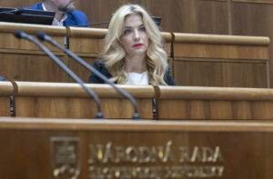 V parlamente sa začal boj o RTVS. Matovičovci si na znak protestu prelepili ústa