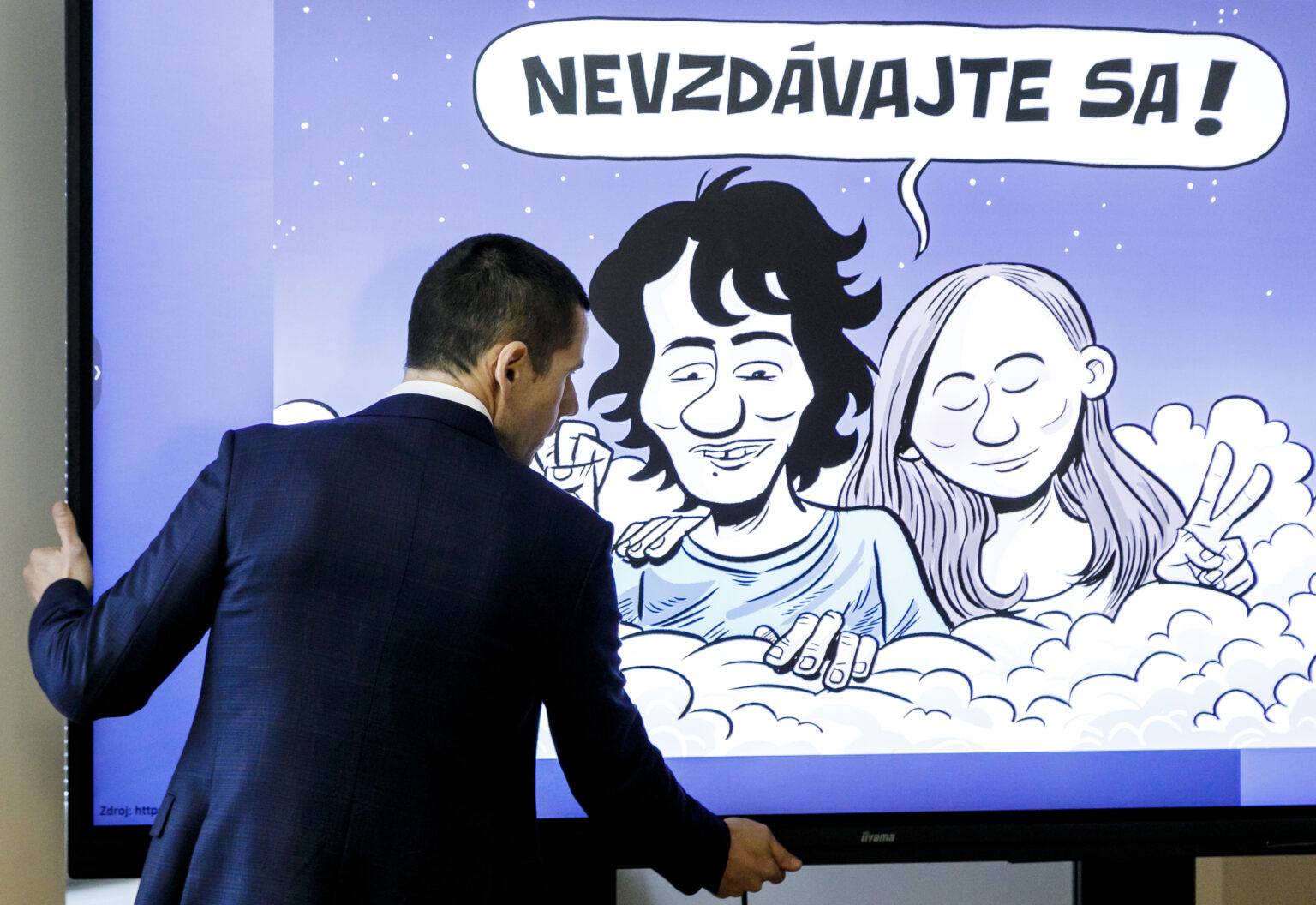 Štefan Hamran pred obrázkom Jána a Martiny, na ktorom mu z neba držia palce. Foto: TASR. 