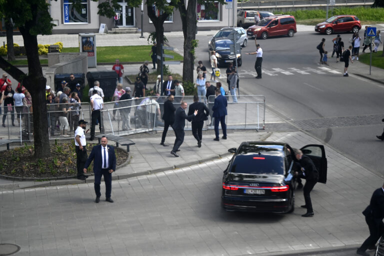 Policajti sa opäť vrátili na miesto atentátu na Roberta Fica