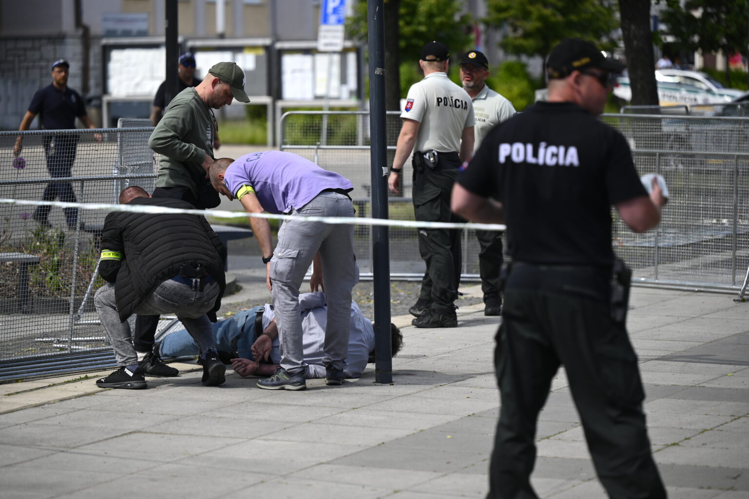 Zatýkanie útočníka v Handlovej. Foto: Radovan Stoklasa / TASR