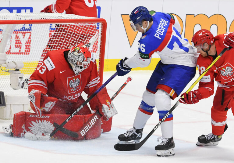 Slovenský útočník Martin Pospíšil a poľský brankár Tomáš Fučík. Foto: Michal Runák/TASR