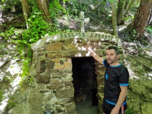 Ultramaratónec vybudoval nad Trenčínom unikátne miesto, kde môžete ďakovať aj prosiť