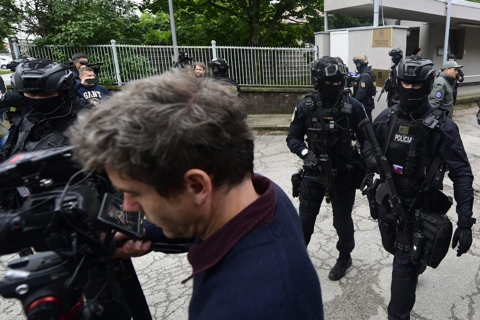 Na snímke príslušníci Pohotovostného policajného  útvaru zaisťujú okolie pred Špecializovaným trestným súdom (ŠTS) v Pezinku v sobotu 18. mája 2024. Foto: Martin Baumann/TASR