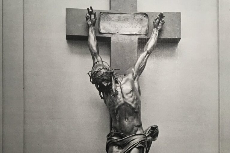 Kristus na kríži vraj študentov desí. Myslbekovo dielo pôjde z chodby pražskej akadémie preč