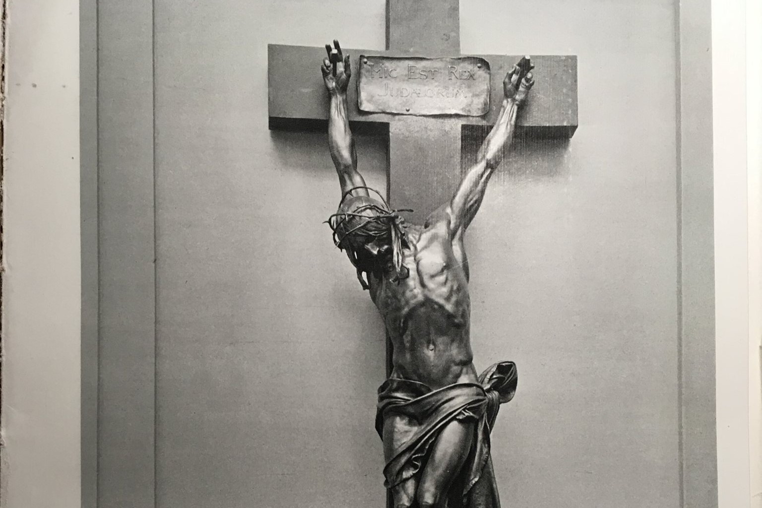 Kristus na kríži vraj študentov desí. Myslbekovo dielo pôjde z chodby pražskej akadémie preč