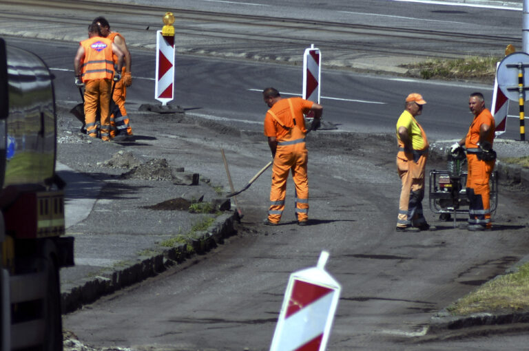 Župní cestári začali so sanáciou cesty v Modre. Dopravu budú riadiť v jednom jazdnom pruhu