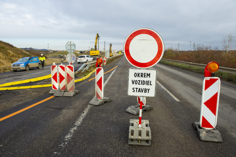 Pre rekonštrukciu cesty II/502 v Pezinku čakajú vodičov od pondelka dopravné obmedzenia