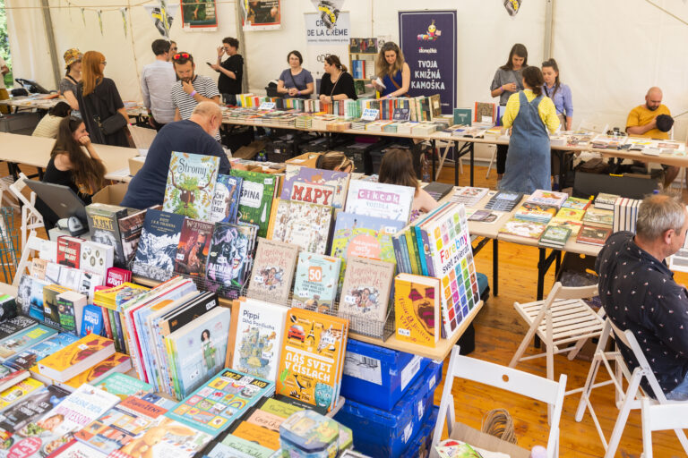 Vydavateľstvu BRaK ukradli trezor s peniazmi. O pomoc žiadajú verejnosť