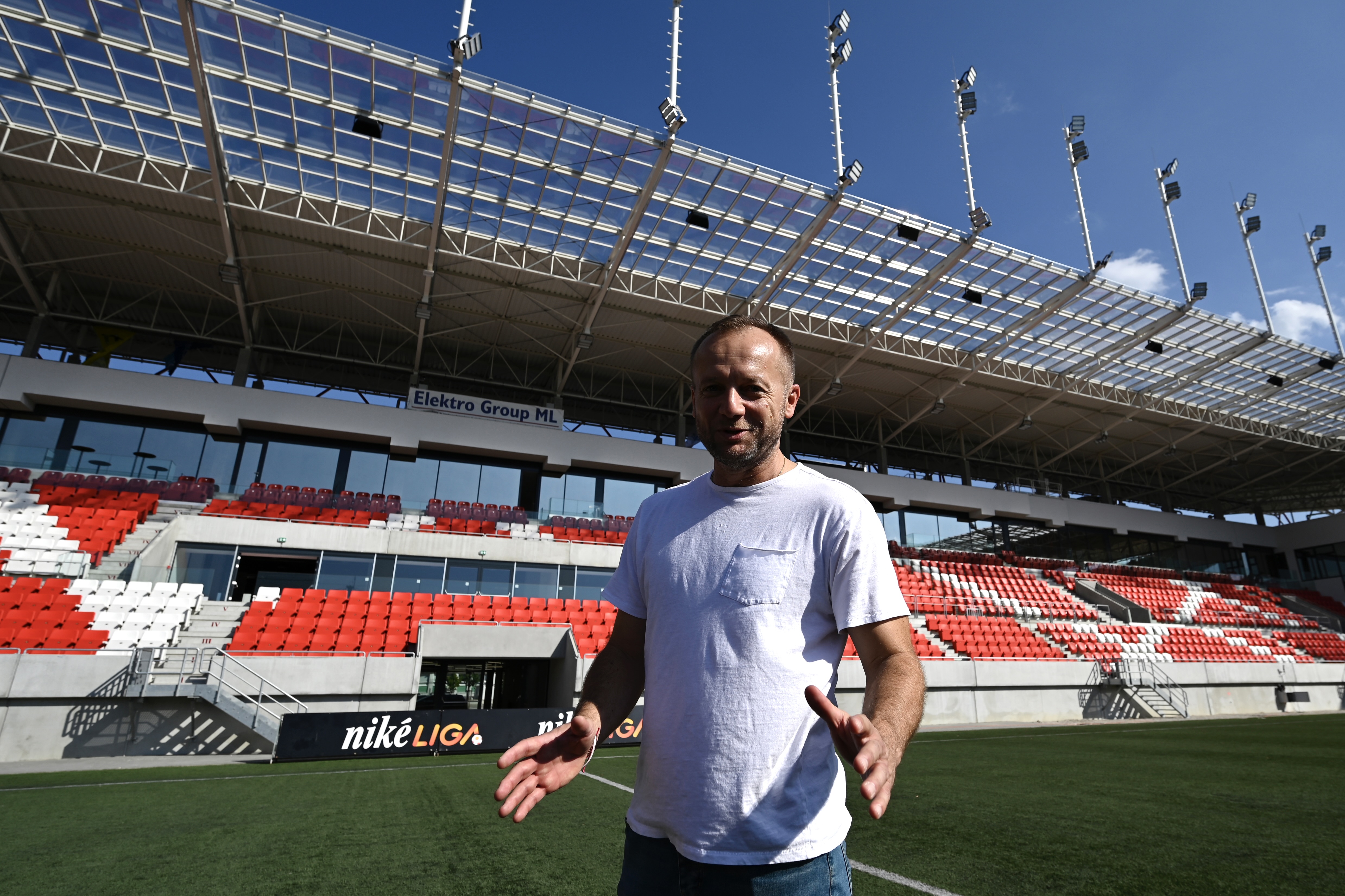 Klubu AS Trenčín hrozil pád do druhej ligy. Musia vymeniť hraciu plochu