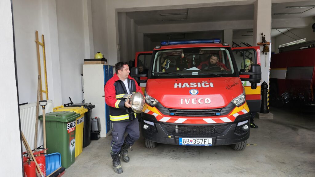 Fiľakovskí dobrovoľní hasiči s vozidlom Iveco. Foto: Branislav Caban