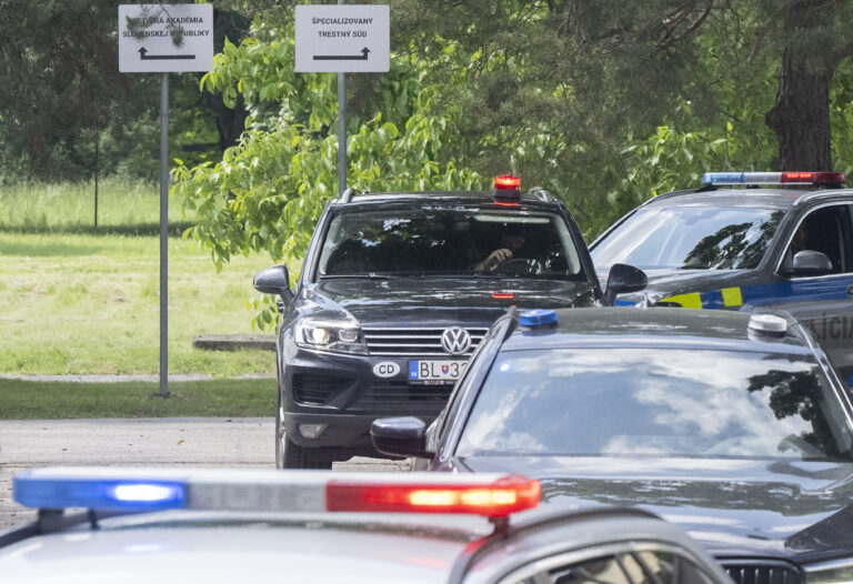 Strelca na Roberta Fica priviedli pred sudcu. Žiadal prepustenie na slobodu