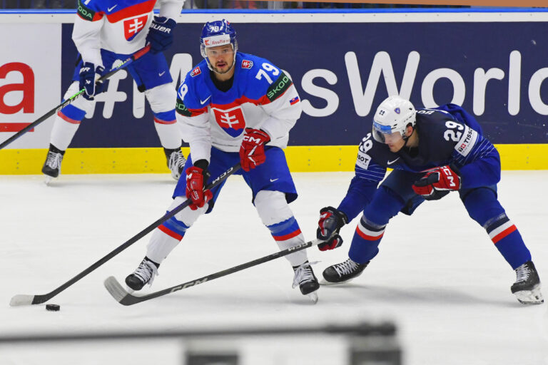 Slováci vedú na hokejovom šampionáte nad Francúzskom v druhej tretine 3:1